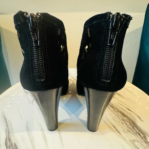 Calvin Klein Black Suede High Heel Peeped Toe Booties 1/2” Platform Size 6.5M - Picture 4 of 4